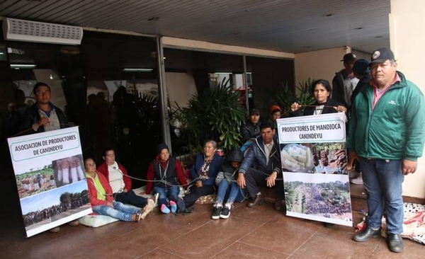 HOY / Mandioqueros se encadenan frente al MAG en reclamo de subsidios