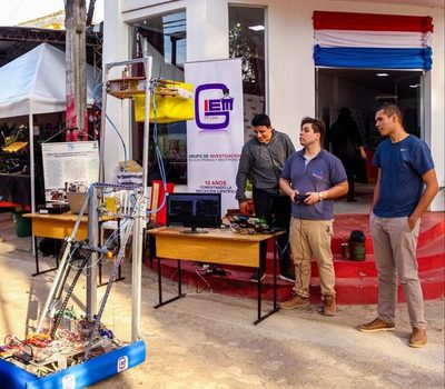 Estudiante crea un robot autónomo