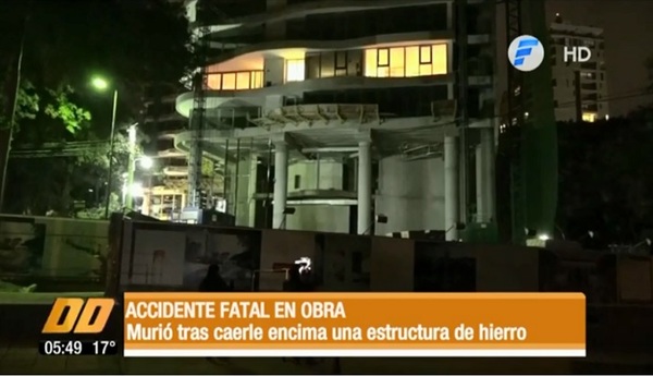 Mujer muere aplastada por puerta de hierro