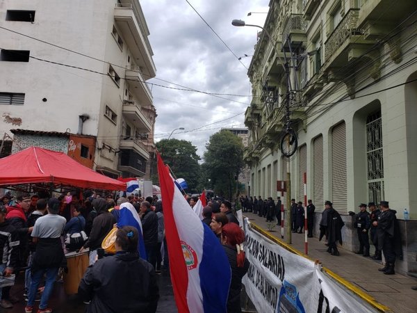 Manifestación de trabajadores de Cínicas se traslada frente a Hacienda