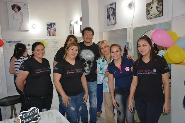 Futbolista Nelson Haedo visita a internas del Buen Pastor - .::RADIO NACIONAL::.
