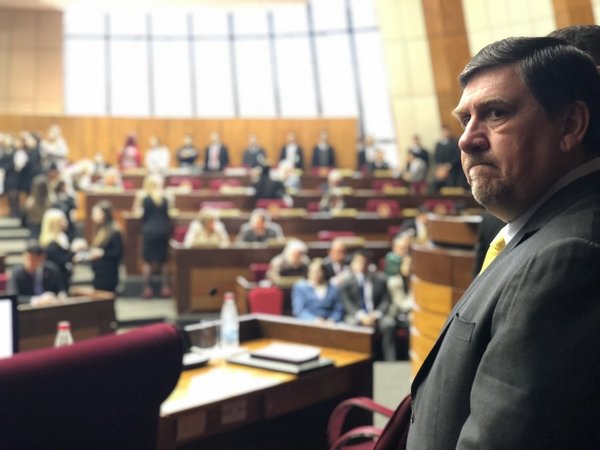 Blas Llano pide disculpas a la ciudadanía por bochorno en el Senado