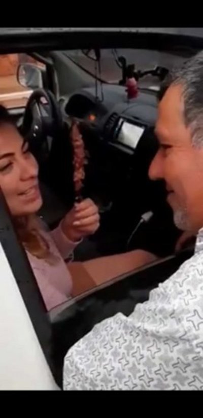 Señor del asadito dio su "OK" para ser piropeado y grabado