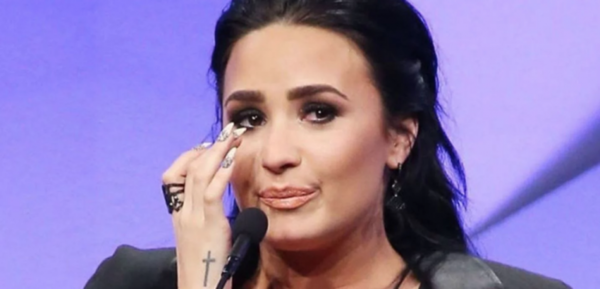 HOY / Demi Lovato vuelve a las drogas, deprimida porque murió su perro y porque su ex se enamoró de otra