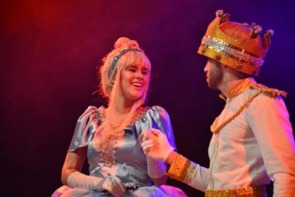 La Cenicienta Sigue En El Teatro Latino
