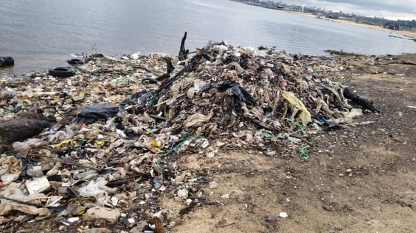 HOY / "Regalo" nauseabundo de muchos asuncenos al río Paraguay: 3.000 kilos de basura en la Costanera