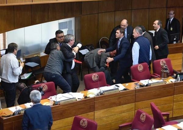 Bochornosa pelea en sesión del Congreso