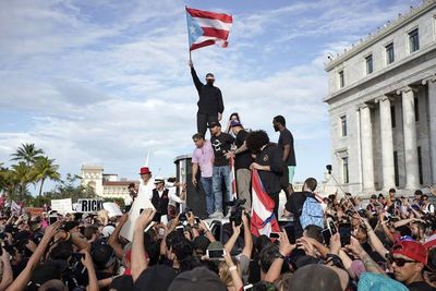 Bad Bunny pausa su carrera para apoyar protestas en Puerto Rico