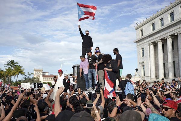 Bad Bunny pausa su carrera para apoyar protestas en Puerto Rico