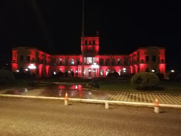 Palacio de López se ilumina de rojo en homenaje a las Olimpiadas Especiales