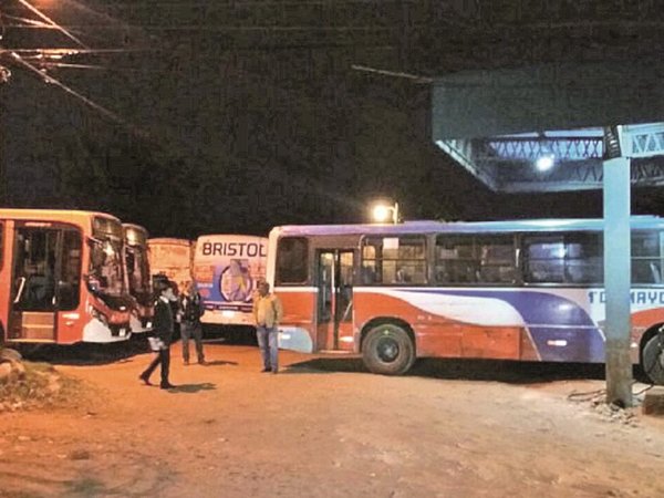 Susto y robo en la parada de bus de la Línea 133 en Ñemby