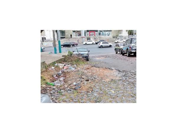 Vecinos urgen arreglo de calle tragada por un enorme bache