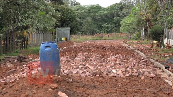 CONSTRUYEN EMPEDRADOS EN ACCESOS A ESCUELAS DE GRAL. DELGADO