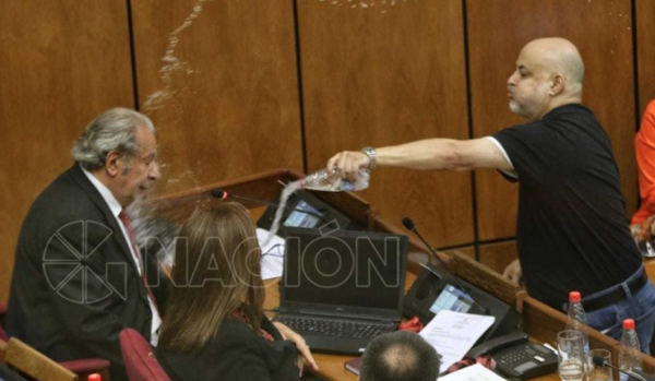 HOY / ¿Sancionarán a senadores? Calé pide incluir agresión que recibió de Payo con botellita de agua