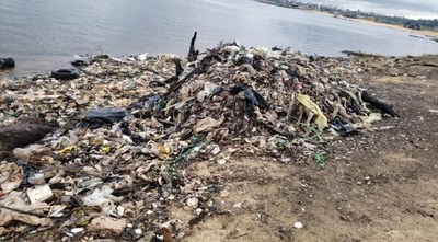 ASUNCIÓN: 3.000 KILOS DE BASURA EN LA COSTANERA TRAS BAJANTE DEL RÍO PARAGUAY: