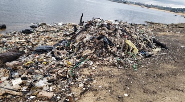 ASUNCIÓN: 3.000 KILOS DE BASURA EN LA COSTANERA TRAS BAJANTE DEL RÍO PARAGUAY: