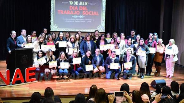 UNAE AGASAJO A TRABAJADORES SOCIALES EGRESADOS Y ESTUDIANTES.