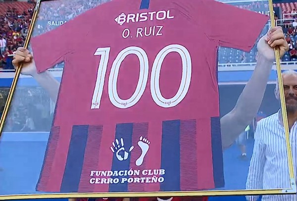 Óscar Ruiz cumple 100 partidos en Cerro Porteño