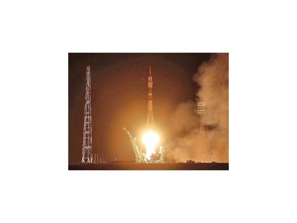 Nave lleva al ISS tres tripulantes 50 años después del Apolo