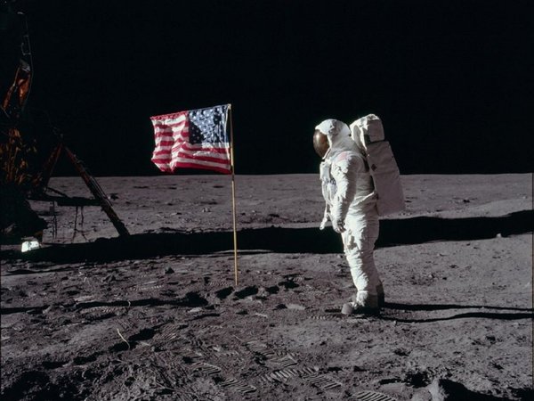 El papa pide que la gesta de la Luna anime a progresar en el planeta Tierra