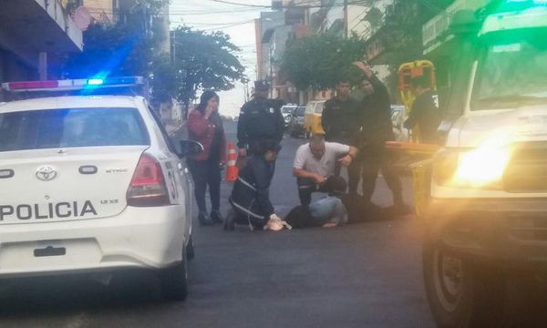 Mujer sufre varios golpes al caer de la moto - Nacionales - ABC Color