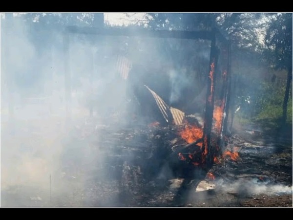 HUMILDE VIVIENDA ARDE EN LLAMAS