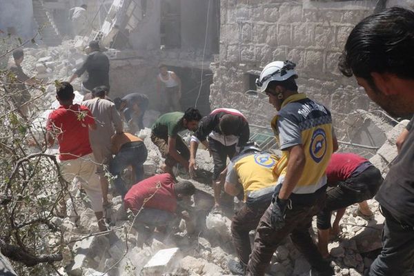 Una decena de civiles, entre ellos un periodista, mueren en bombardeos en Siria
