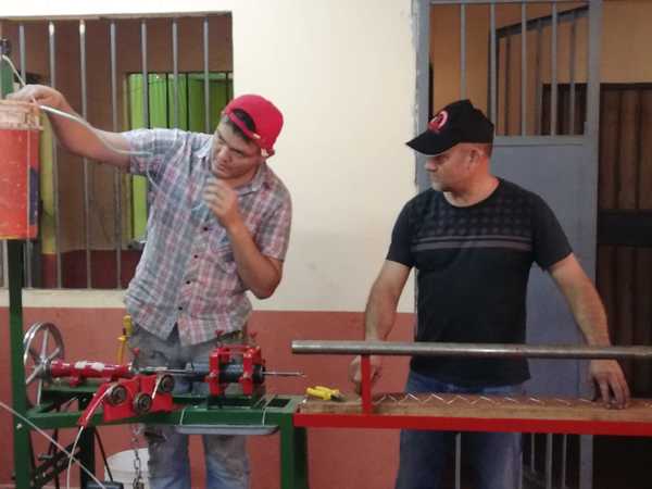 Instalan primera fábrica de tejidos de alambre en Penal de San Pedro » Ñanduti