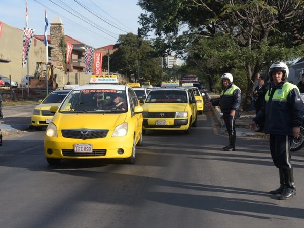 Taxistas anuncian paro nacional para exigir regulación de MUV y Uber