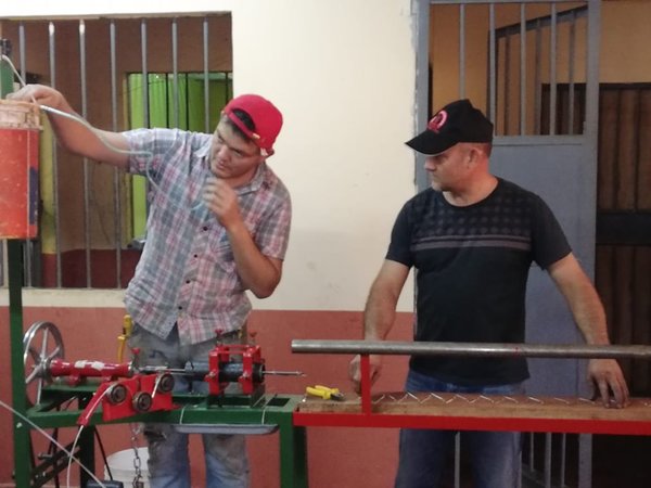 La primera fábrica de tejidos de alambre en una cárcel - ADN Paraguayo