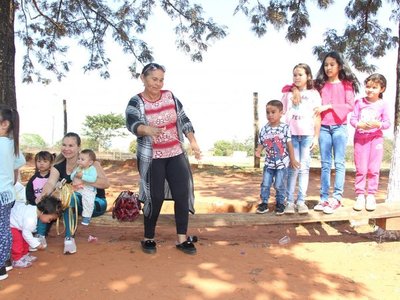 Jugó al  trompo con sus 34 nietos