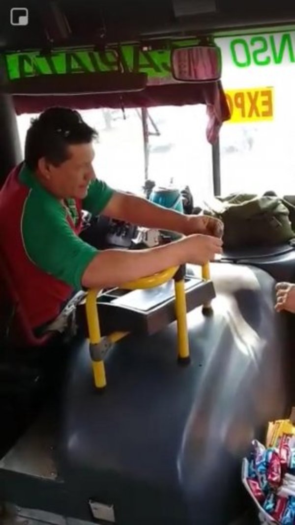 VIDEO: Chofer de micro devolvió la plata a vendedora
