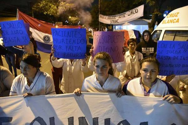 Hay acuerdo, pero funcionarios del Hospital de los Pobres siguen en huelga - ADN Paraguayo