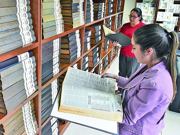 Biblioteca recibe 100 años de historia en periódicos nacionales