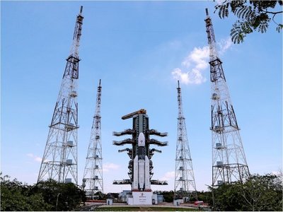 La India lanza con éxito su misión al inexplorado polo sur de la Luna