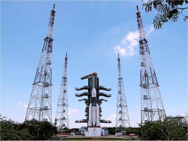 La India lanza con éxito su misión al inexplorado polo sur de la Luna
