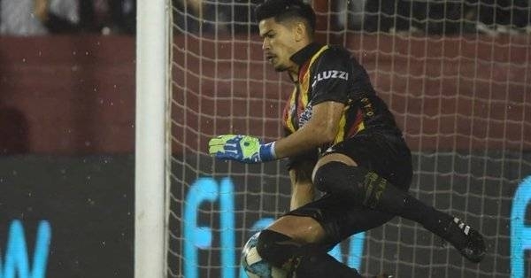 HOY / Arquero paraguayo obra la eliminación del campeón argentino