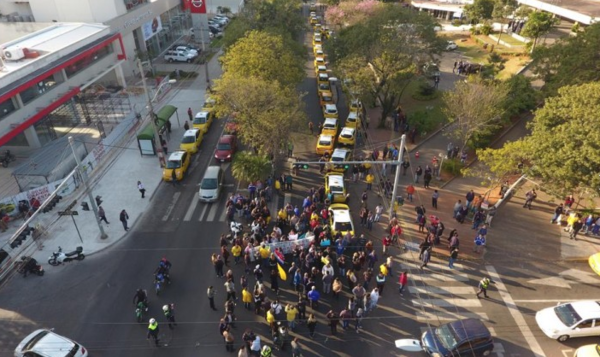 HOY / Fiscalía advierte a taxistas: “No son intocables, no pueden cerrar todas las calles”