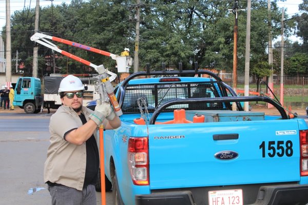 ANDE repuso el servicio de energía en zonas afectadas por fuertes vientos | .::Agencia IP::.
