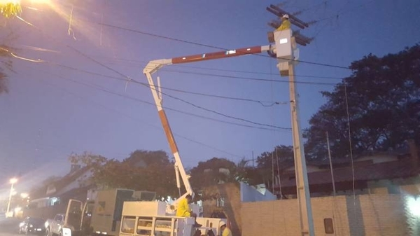 HOY / Fuertes vientos dejaron a alrededor de 60.000 usuarios sin energía durante el domingo