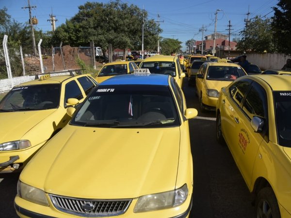 Paro de taxistas: Muv y Uber "vienen a sacarnos el pan de cada día"