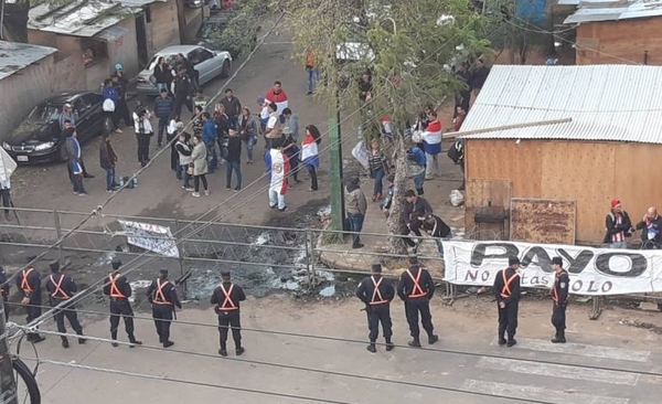 HOY / Simpatizantes de Cubas hacen vigilia frente al Congreso