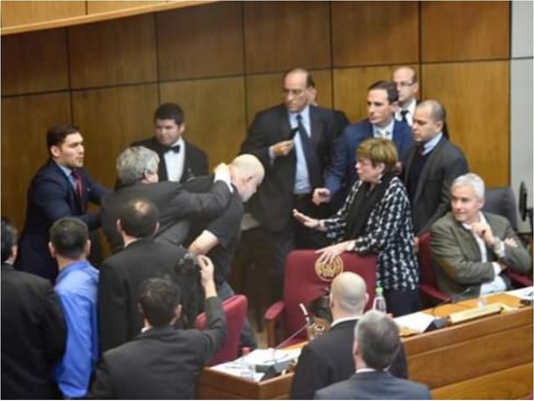 Riera quiere "reparar el daño ocasionado a la imagen" de Senadores