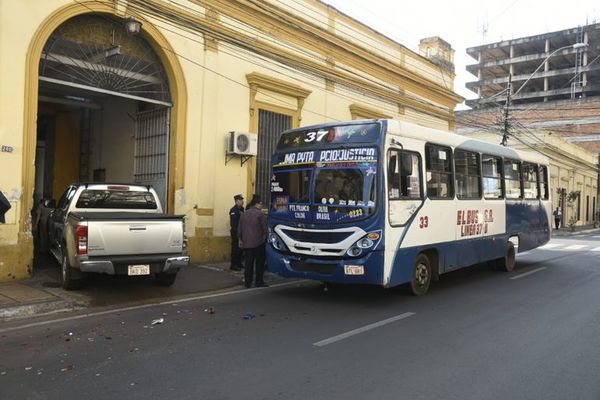 Bus protagoniza choque detrás de la Comandancia de Policía - Nacionales - ABC Color