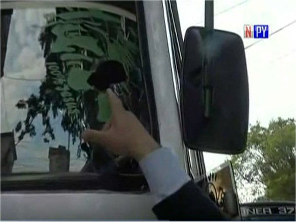 Chofer de colectivo es herido con una piedra en la cabeza