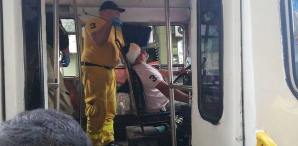 HOY / Joven arroja piedra a la Línea 1 y rompe la cabeza al chofer