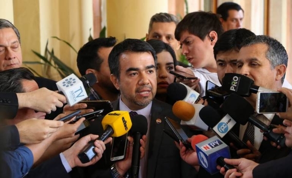 HOY / Ejecutivo pone fin a nuevos contratos, aumentos salariales, viajes y bocaditos VIP