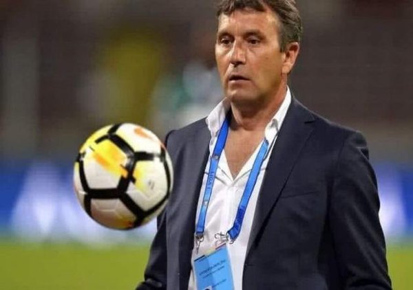Entrenador sufre infarto y el desfibrilador lo salva