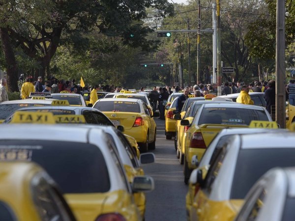Policía emite alerta de seguridad por paro de taxistas