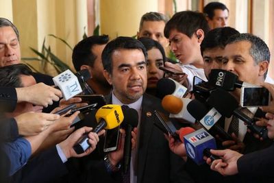 Anuncian cese de contratación de funcionarios públicos y mejorar gastos